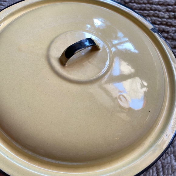 Stock Pot with Lid and handles, large. Enamelled tin, pale yellow, black trim. - Picture 6 of 7